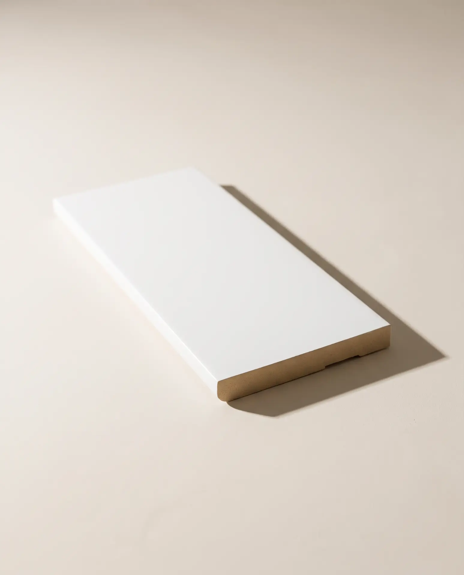 Sòcol blanc sobre un fons neutre